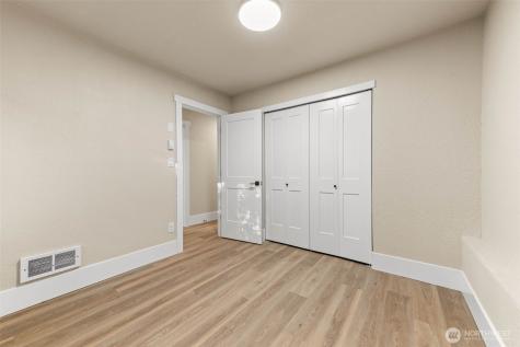 136 Rainier Acres Road SE Rainier WA 98576