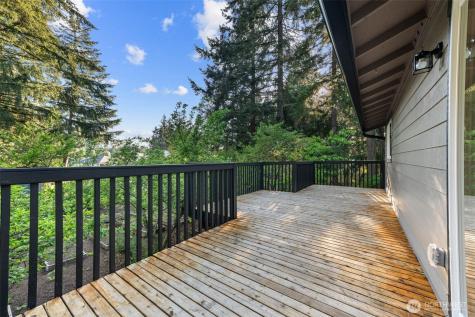 136 Rainier Acres Road SE Rainier WA 98576