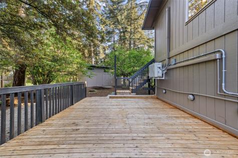 136 Rainier Acres Road SE Rainier WA 98576
