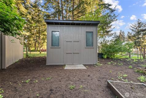 136 Rainier Acres Road SE Rainier WA 98576