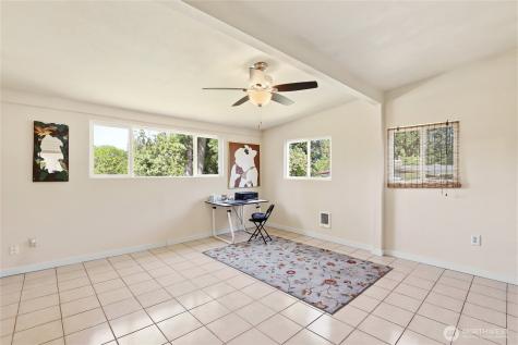 3961 NW Country Lane Bremerton WA 98312
