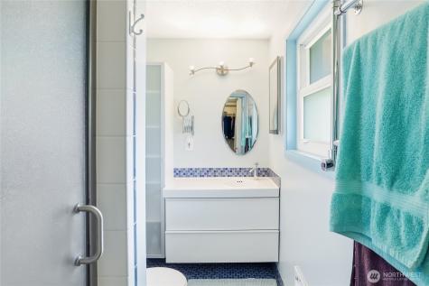 3961 NW Country Lane Bremerton WA 98312
