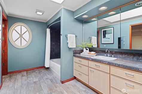 4701 NE Shore Place Lake Forest Park WA 98155