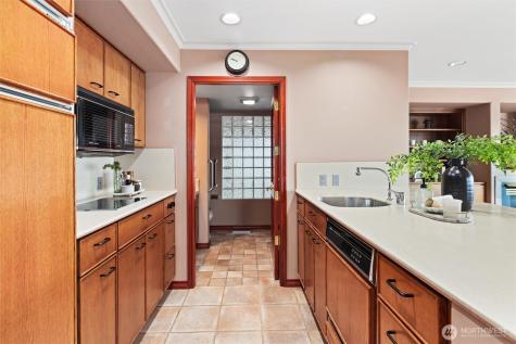 4701 NE Shore Place Lake Forest Park WA 98155