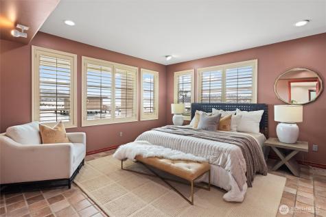 4701 NE Shore Place Lake Forest Park WA 98155
