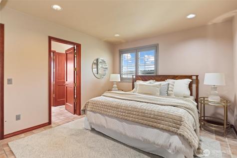 4701 NE Shore Place Lake Forest Park WA 98155
