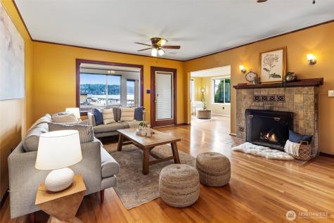 4701 NE Shore Place Lake Forest Park WA 98155
