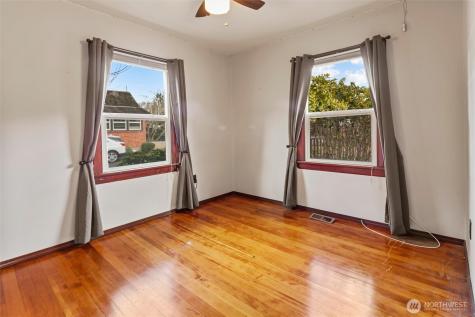 4701 NE Shore Place Lake Forest Park WA 98155