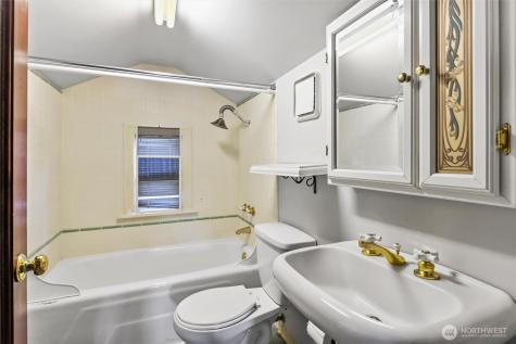 4701 NE Shore Place Lake Forest Park WA 98155