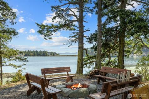 205 Makah Street Center Island WA 98221