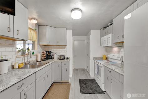608 10th Avenue SE Puyallup WA 98372