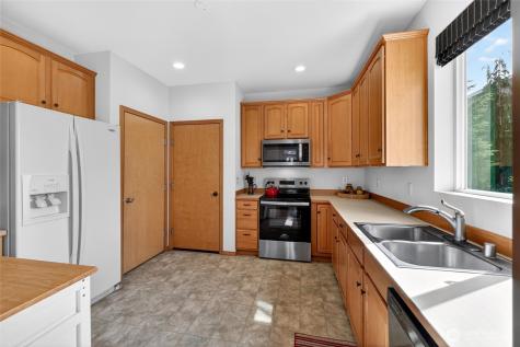 738 24th Avenue SW Puyallup WA 98373