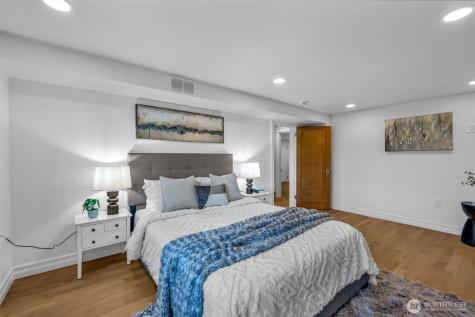 4427 Glenn Way SW Seattle WA 98116