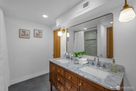 4427 Glenn Way SW Seattle WA 98116