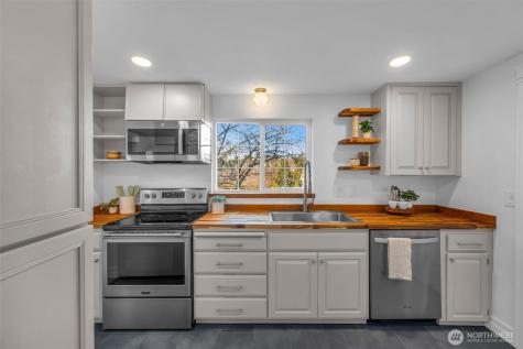4427 Glenn Way SW Seattle WA 98116