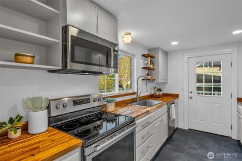 4427 Glenn Way SW Seattle WA 98116