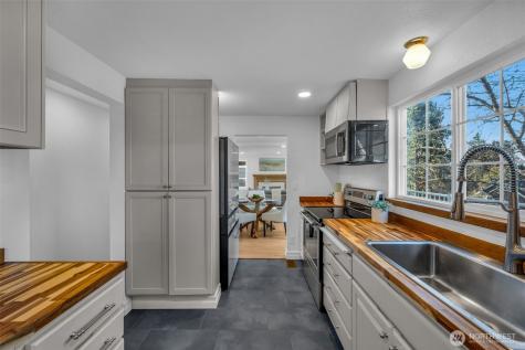 4427 Glenn Way SW Seattle WA 98116