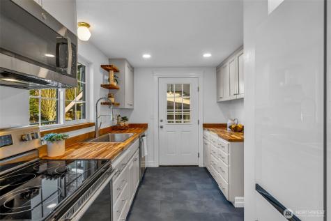 4427 Glenn Way SW Seattle WA 98116