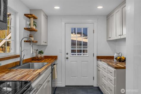 4427 Glenn Way SW Seattle WA 98116