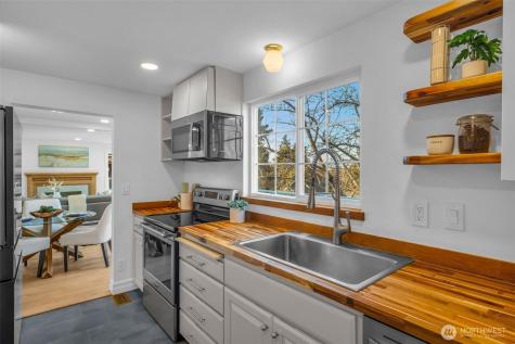 4427 Glenn Way SW Seattle WA 98116