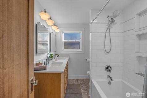 4427 Glenn Way SW Seattle WA 98116