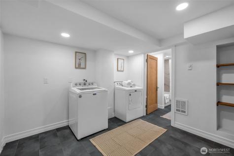 4427 Glenn Way SW Seattle WA 98116