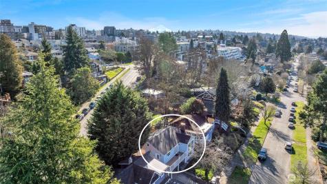 4427 Glenn Way SW Seattle WA 98116