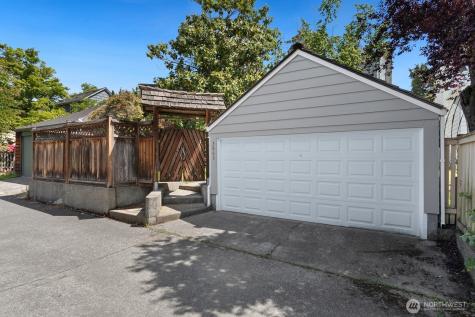3863 44th Avenue NE Seattle WA 98105