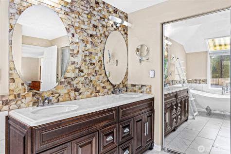 31015 W Lake Morton Drive SE Kent WA 98042