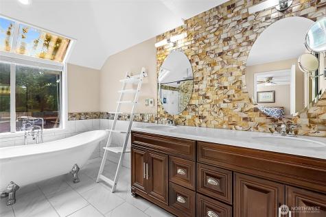 31015 W Lake Morton Drive SE Kent WA 98042