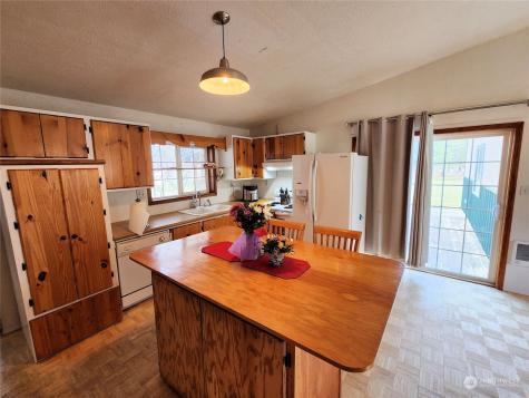 39024 Petrie Lane E Davenport WA 99122
