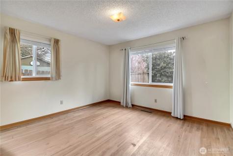 924 7th Avenue NW Puyallup WA 98371