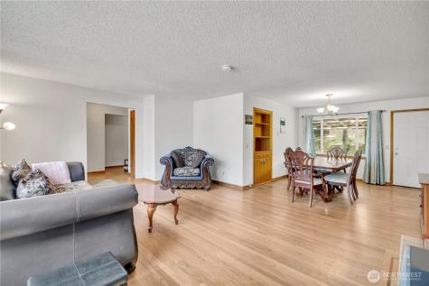 924 7th Avenue NW Puyallup WA 98371