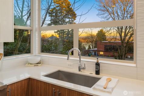 928 34th Avenue Seattle WA 98122