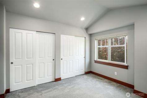 5260 Brooklyn Avenue NE Seattle WA 98105