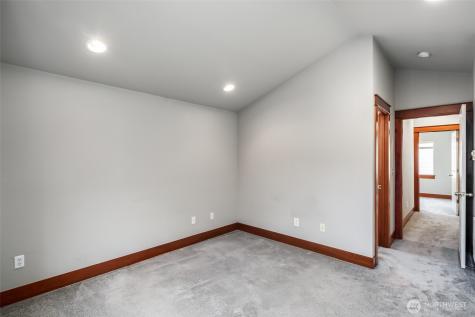 5260 Brooklyn Avenue NE Seattle WA 98105