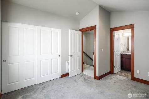 5260 Brooklyn Avenue NE Seattle WA 98105