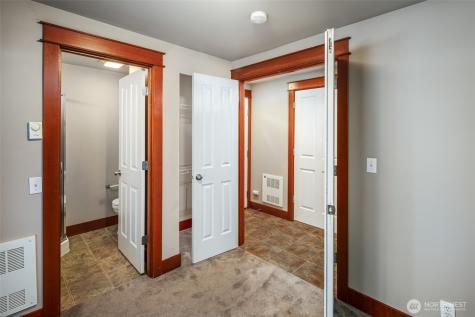 5260 Brooklyn Avenue NE Seattle WA 98105