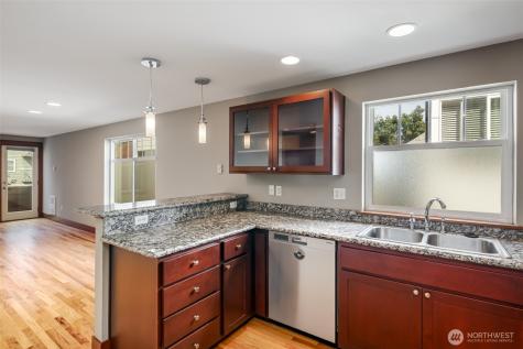 5260 Brooklyn Avenue NE Seattle WA 98105