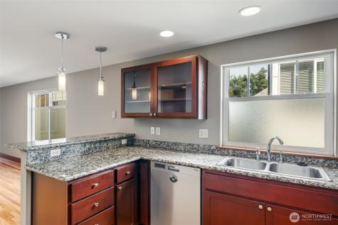 5260 Brooklyn Avenue NE Seattle WA 98105