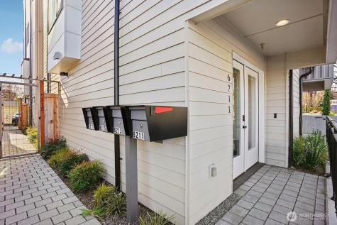 6211 12th Avenue NE Seattle WA 98115
