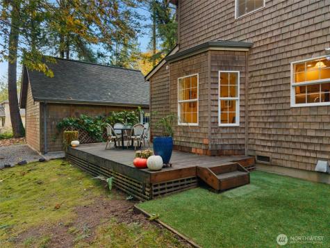 8991 Springwood Avenue NE Bainbridge Island WA 98110