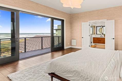 911 Dune Crest Westport WA 98595