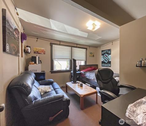 4738 17th Avenue NE Seattle WA 98105