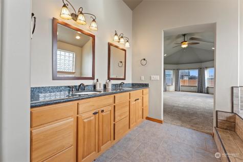 527 Road I.6 NE Moses Lake WA 98837