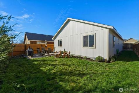 1203 Carver Street College Place WA 99324