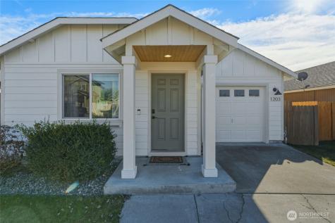1203 Carver Street College Place WA 99324