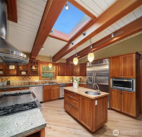 7816 NE 32nd Street Medina WA 98039
