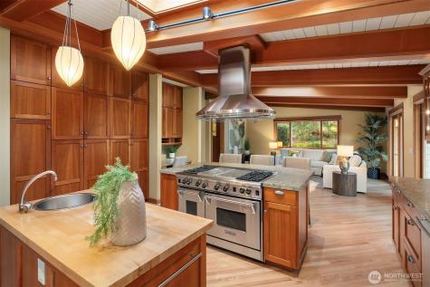 7816 NE 32nd Street Medina WA 98039