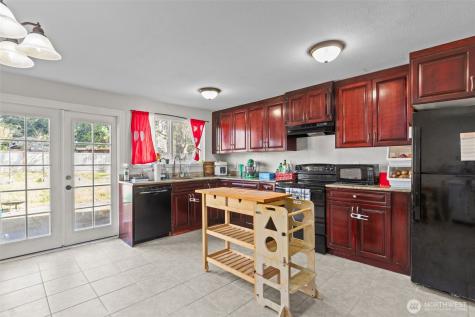 1711 4th Avenue NW Puyallup WA 98371